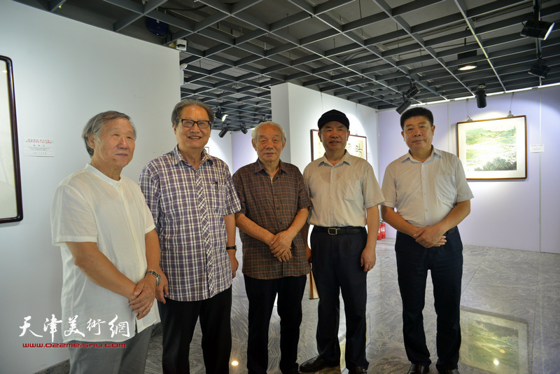 左起：姬俊尧、周志高、纪振民、王国贤、张养峰在展览现场。