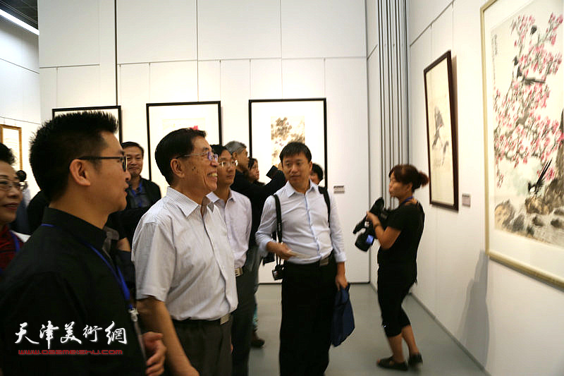 国家级勘察设计大师刘景樑参观大展。