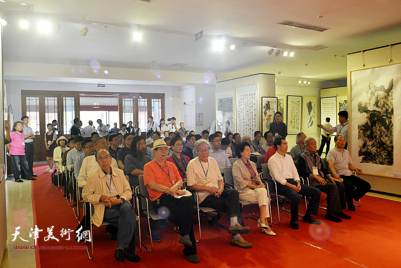 “筑梦中华——喜迎十九大胜利召开书画名家作品展”开幕仪式现场。