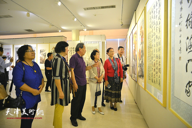 曹秀荣、霍然、孟昭丽、王俊英等在观赏展出的作品。