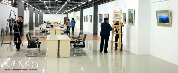 霍然大美甘南摄影作品展布展现场