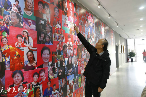 东丽区摄影家张瑞杰在影展现场观展