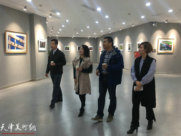 李庆海、 邢晓阳、王祎、王霞在影展观展中