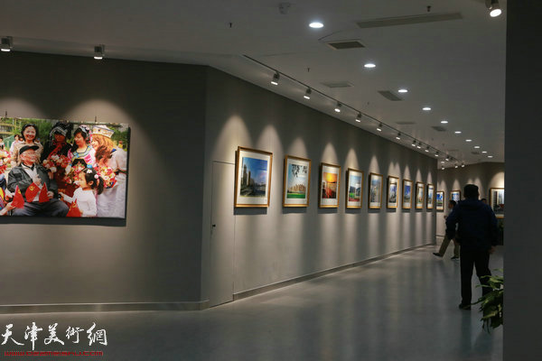 “喜迎十九大”东丽区群众艺术摄影展现场。