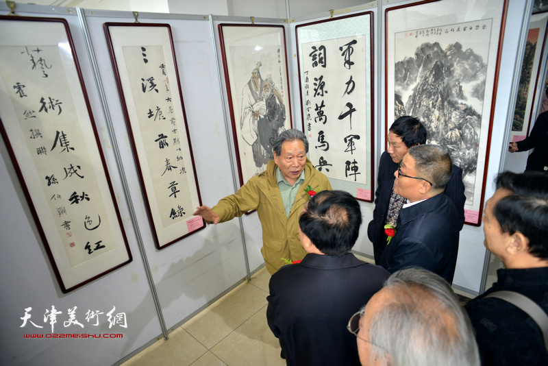 霍然陪同戎阳、周国江、郎岗峰观赏作品