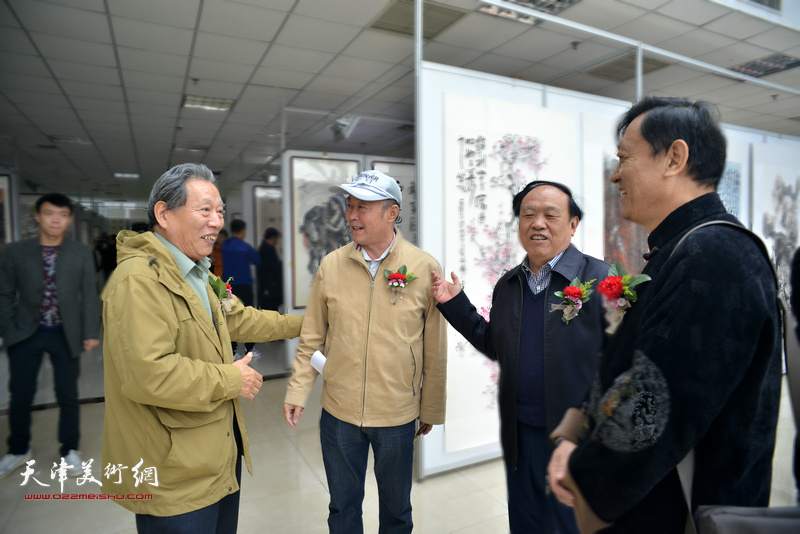 霍然与周国江、赵庆钢、郎岗峰在画展现场交流。