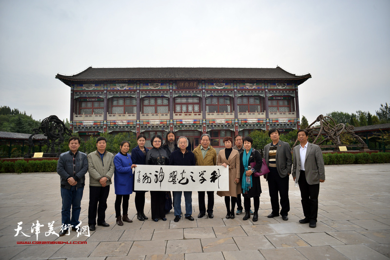 霍然等天津书画家访问郭守敬纪念馆。