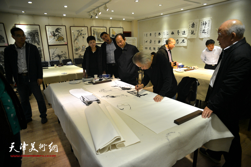 天津书画家在邢台画院与当地书画家联谊。