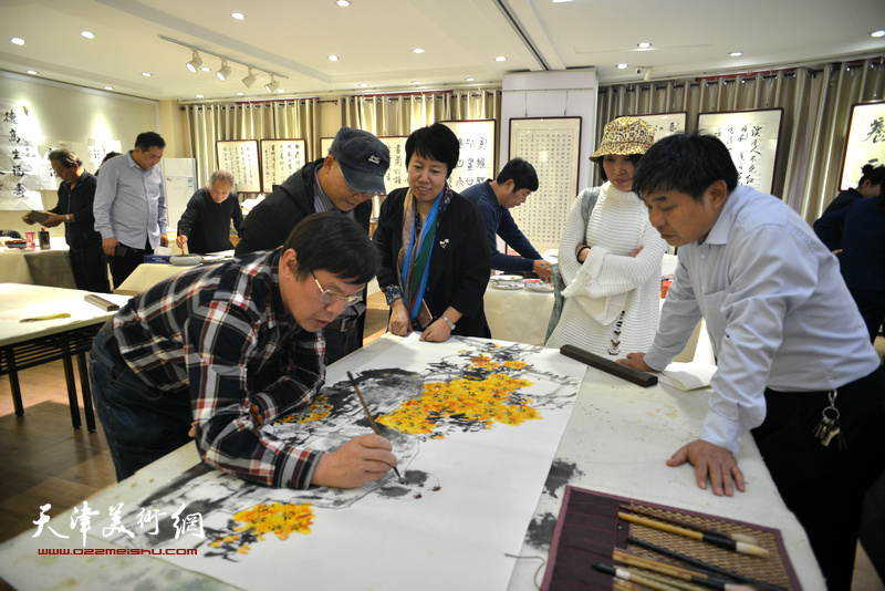 天津书画家在邢台画院与当地书画家联谊。