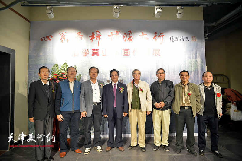 左起：赵同相、邱贵杨、刘家城、曲学真、张建国、王庆普、李双林、马宝金在画展现场。