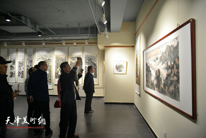 “心系桑梓·情系太行—曲学真山水画作品展”在邢台李智纲美术馆开幕。