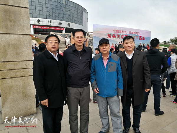 左起：赵俊山、潘津生、郭凤祥、皮志刚在画展现场。