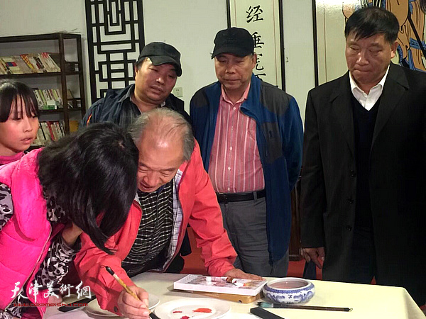 王书平还带领了天津的画家们走进迁安的乡间和农户开展文化下乡美术进万家，将艺术真正送到人民群众中去。