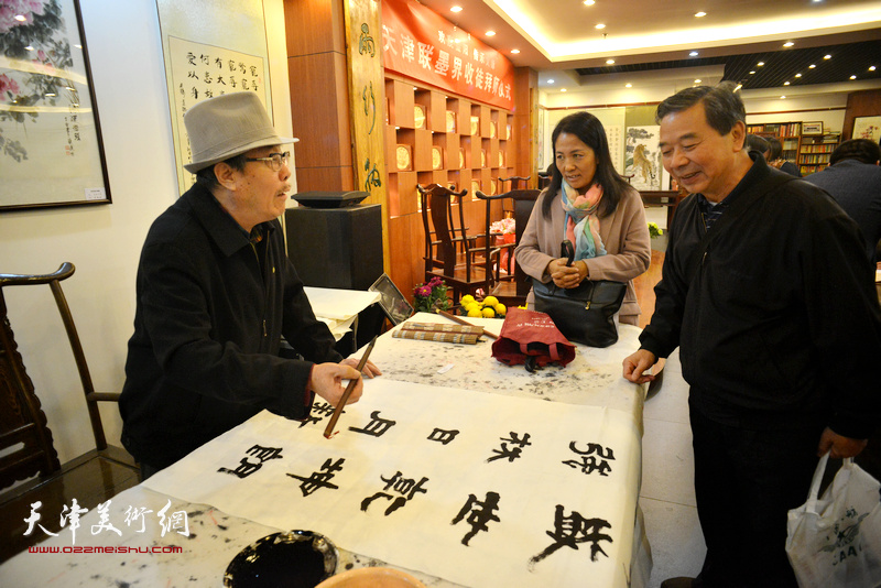 书画家现场挥毫泼墨喜庆十九大胜利召开。图为董鸿程。