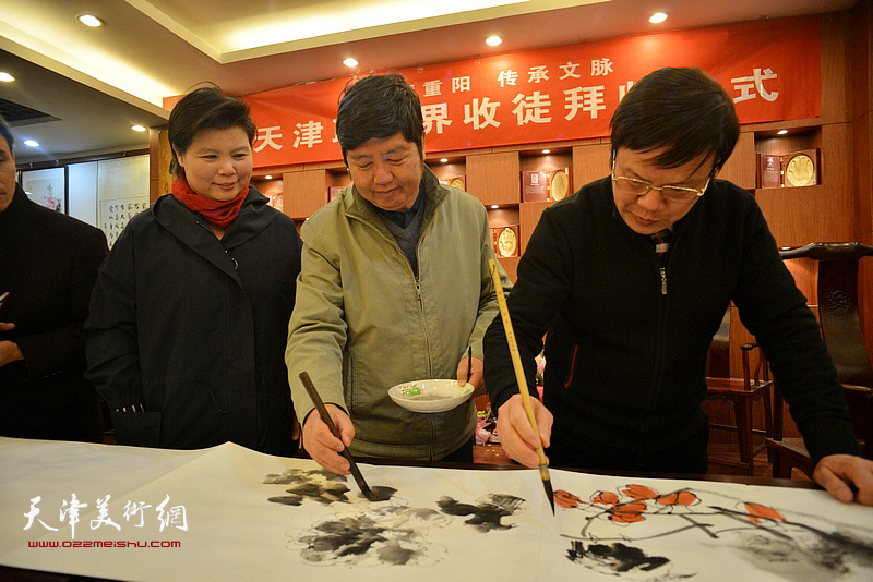 书画家现场挥毫泼墨喜庆十九大胜利召开。图为刘红、王惠民、李根友。