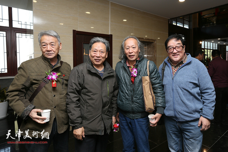 左起：赵玉山、霍然、王作飞、卢贵友在画展现场。