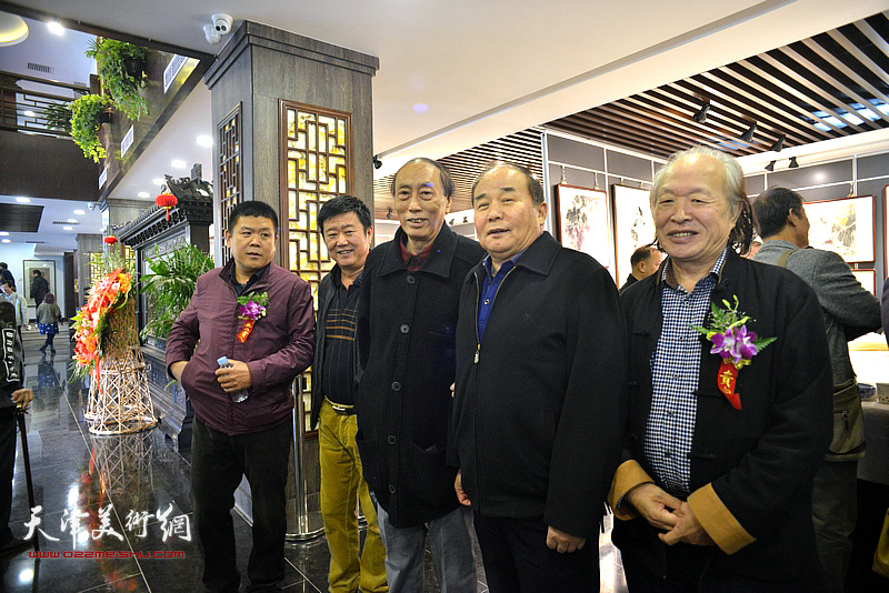 左起：周连起、刘经章、张学强、李建华、刘家栋在画展现场。