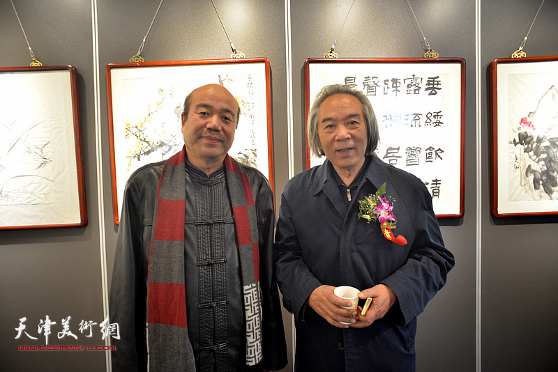 霍春阳、孟庆占在画展现场。