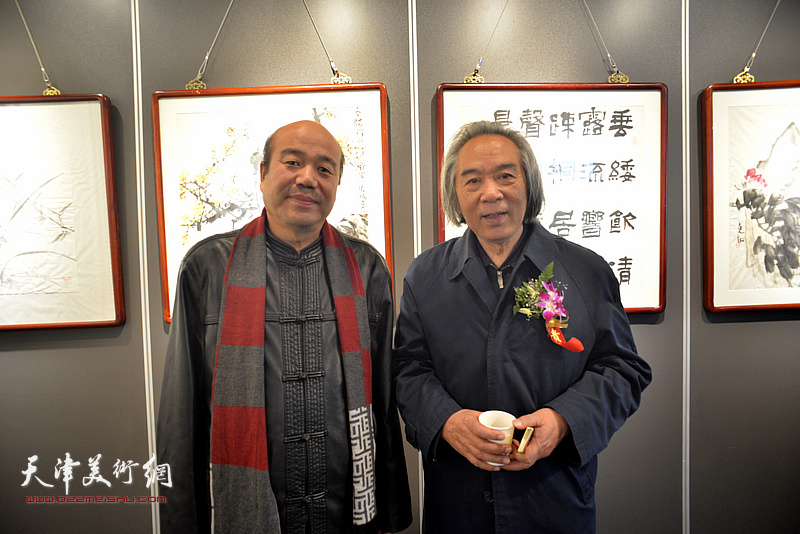 霍春阳、孟庆占在画展现场。