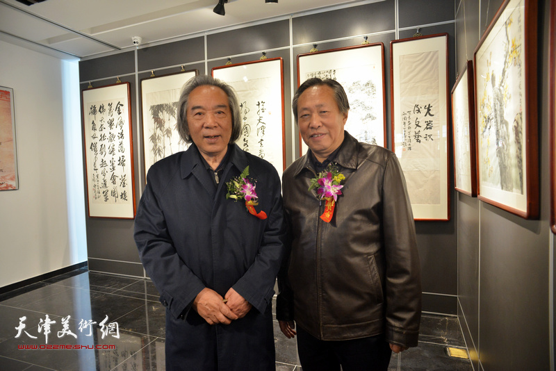 霍春阳、刘国胜在画展现场。