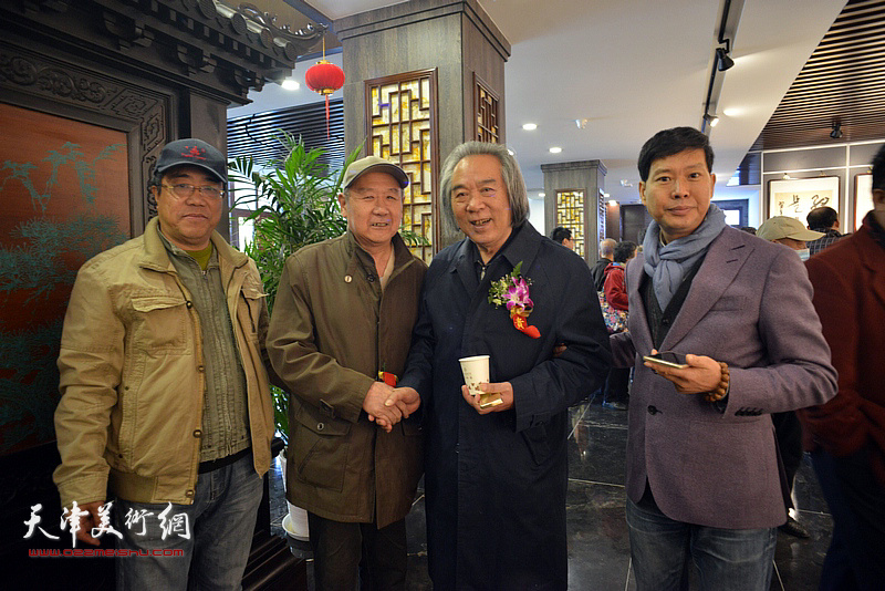 霍春阳、张晋、刘绍斌在画展现场。