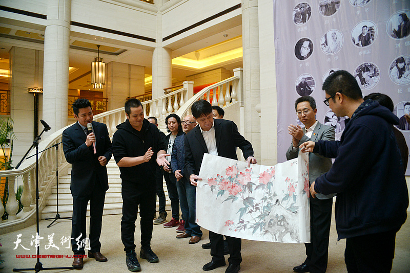 艺术家姜立志、姚丽彬向大港大剧院捐赠作品。