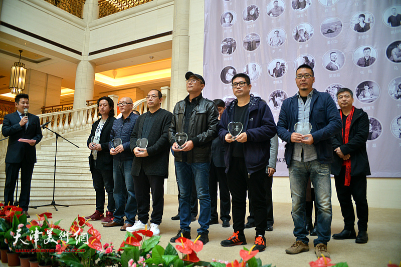 艺术家代表在颁奖仪式现场。