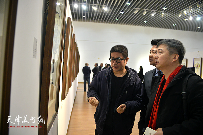 朱懿、汪勇、姜立志在观赏展出的作品。