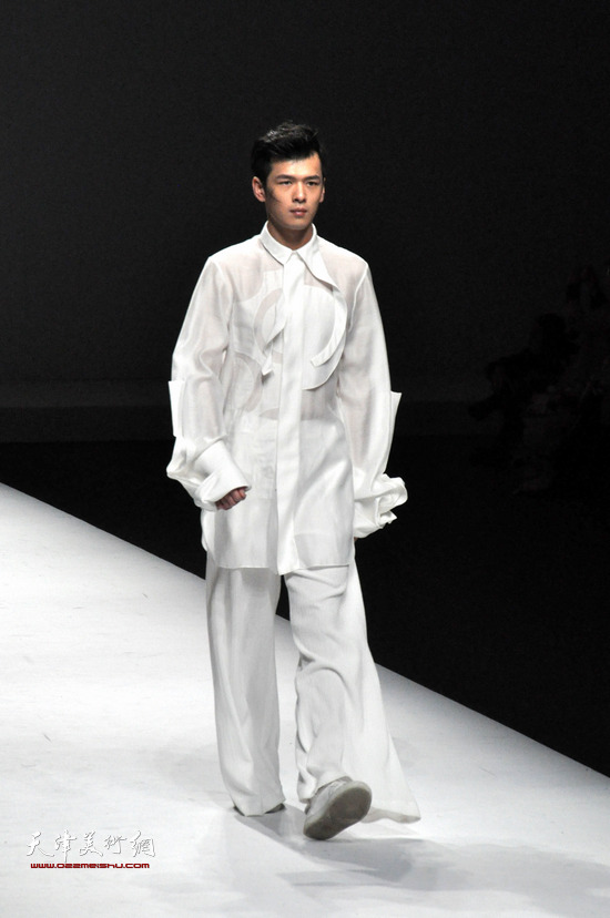 “墨-空”邱佩娜教授作品发布会在北京举行，图为模特现场走秀。