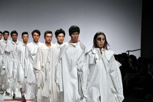 “墨-空”邱佩娜教授作品发布会在北京举行，图为模特现场走秀。