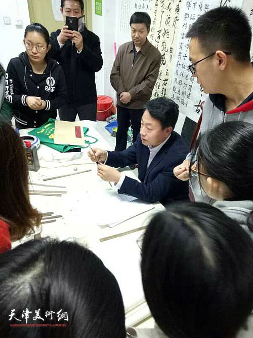 刘俊坡在河北大学向学生们介绍简牍文化。