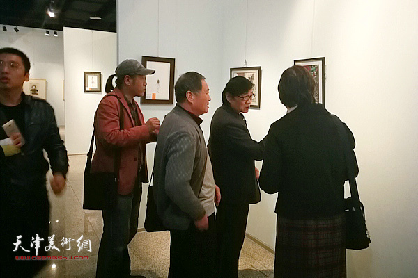 插图·装帧艺委会委员们与参展师生一起参观展览