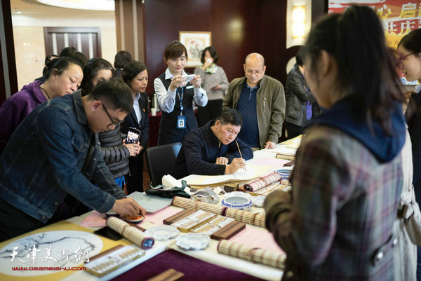 南开大学秀山画会携手交通银行共建艺术交流空间首场活动现场。