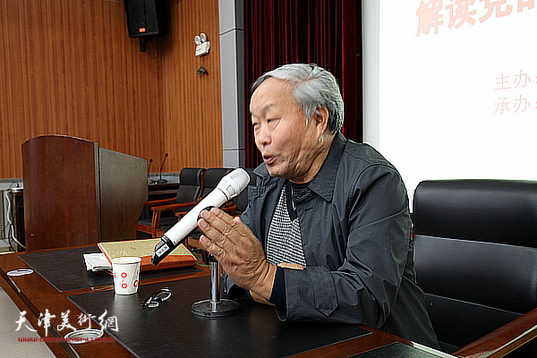 天津市楹联学会走进海天书画院宣讲十九大精神，图为唐云来宣讲