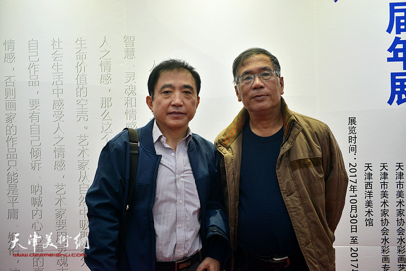 李东升、王文元在画展现场。