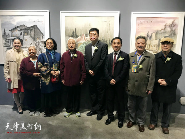 王其华、何东出席李鸣泉“海外人家”观摩展