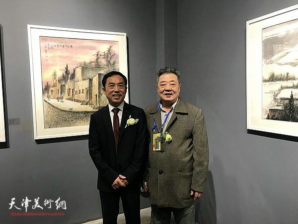 李鸣泉与王其华在画展现场。