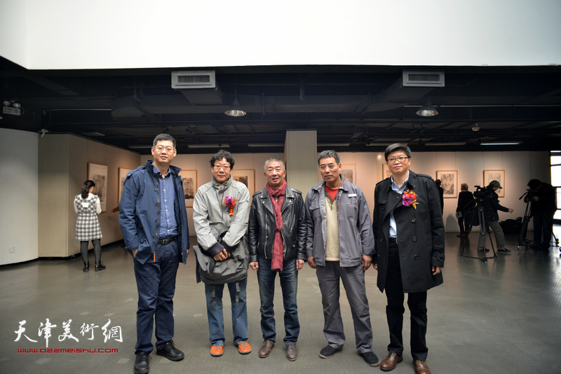 左起：宋桂展、晏平、邓国源、李宏玉、李旭飞在画展现场。