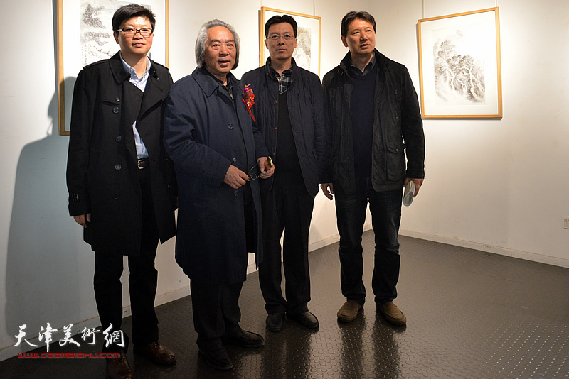 左起：李旭飞、霍春阳、张福有在画展现场