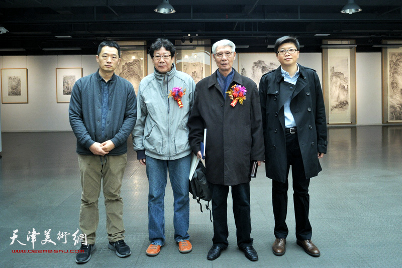 左起：周午生、晏平、杨德树、李旭飞在画展现场。