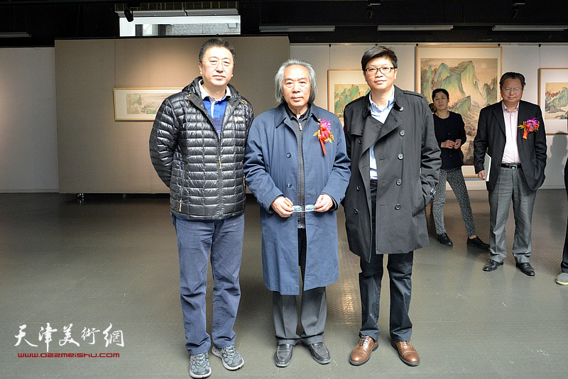 左起：李欣、霍春阳、李旭飞在画展现场。