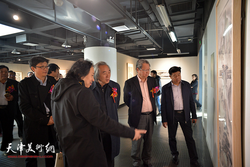 李旭飞陪同霍春阳、贾广健、孙军、张养峰观赏展出的作品。
