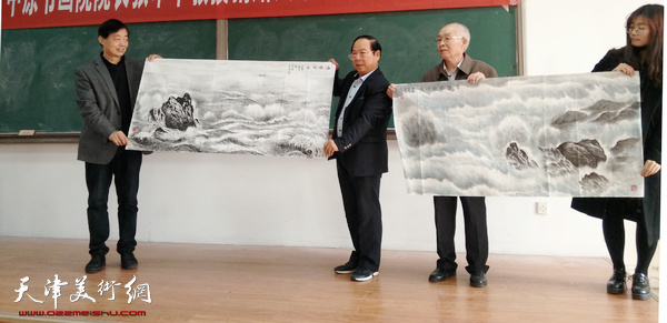 郭文伟向郑州师范学院美术学院捐赠的学术专著与海洋画作品。
