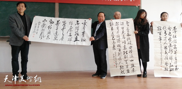 张本平向郑州师范学院美术学院捐赠学术专著与书法作品。