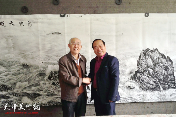 郭文伟在中原书画院创作的丈二匹焦墨海洋画