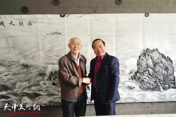郭文伟在中原书画院创作的丈二匹焦墨海洋画