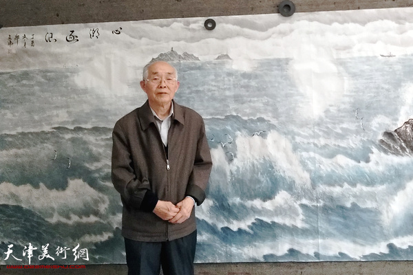 郭文伟在中原书画院创作丈二匹彩墨海洋画。