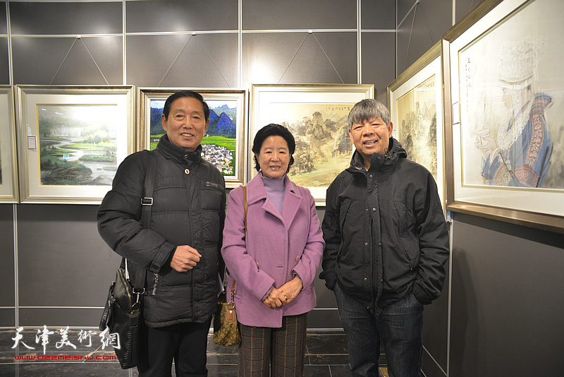 左起：钱桂芳、曹秀荣、张礼军在画展现场。
