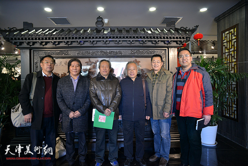 左起：赵俊山、高学年、刘国胜、王金厚、黑俊志、李欣在画展现场。
