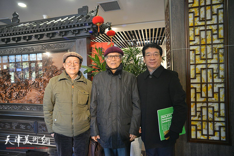 左起：尚金声、刘荫祥、张文圣在画展现场。